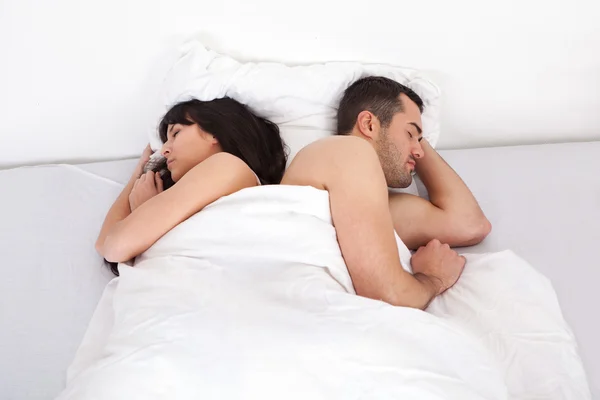 Schönes junges Paar schläft — Stockfoto