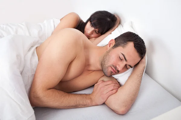 Υπέροχο νεαρό ζευγάρι κοιμάται — Φωτογραφία Αρχείου