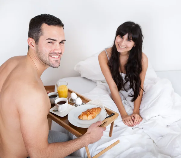 Мужчина приносит завтрак своей жене — стоковое фото