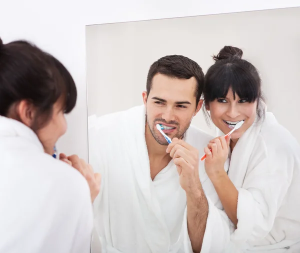 Jong koppel, tanden poetsen — Stockfoto
