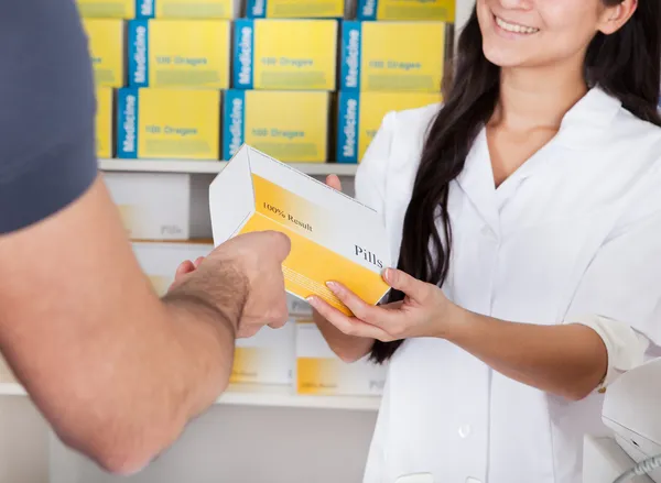 Мужчины покупают лекарства в аптеке — стоковое фото