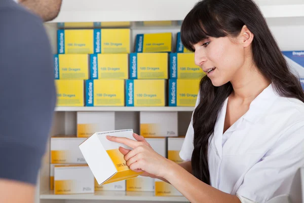 Hombres comprando medicinas en la farmacia — Foto de Stock
