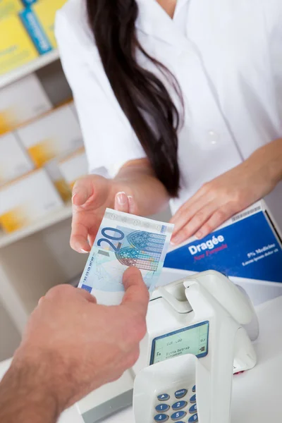 Comprar medicamentos en la farmacia — Foto de Stock