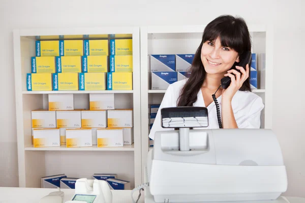Pharmacist calling on the phone — Stock Photo, Image