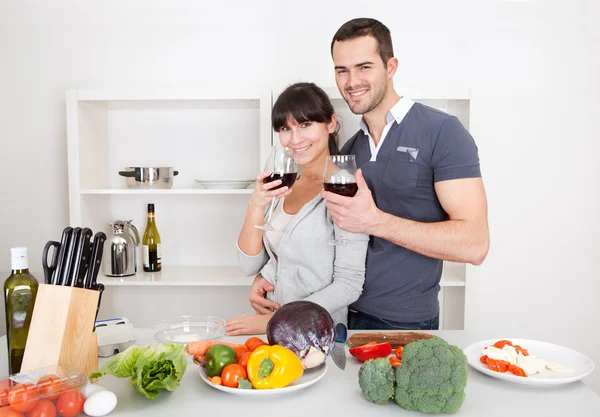 Giovane coppia cucina a casa — Foto Stock