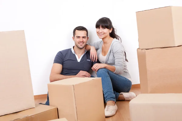 Par flyttar in i nytt hus — Stockfoto