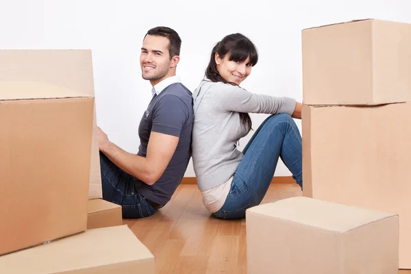 Couple moving into new house — Stock Photo, Image