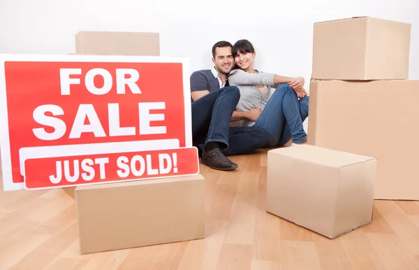 Paar die verhuizen naar een nieuw huis — Stockfoto