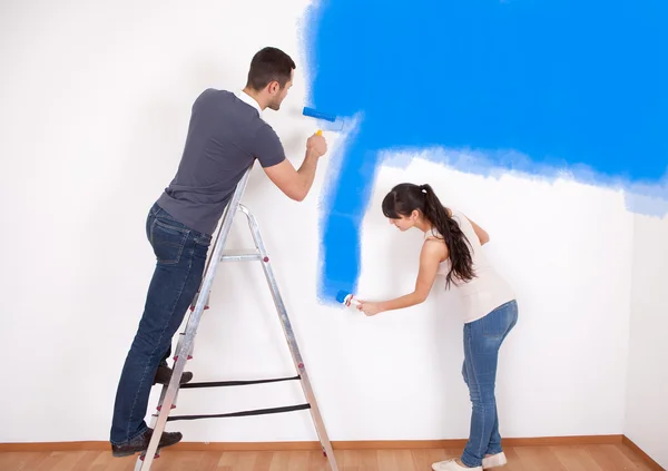 Pareja pintura pared en casa —  Fotos de Stock