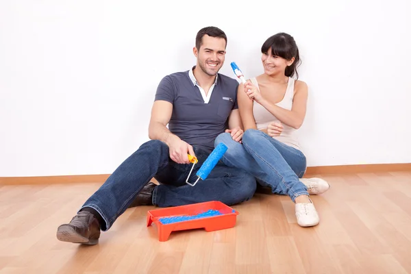 Parede de pintura de casal em casa — Fotografia de Stock