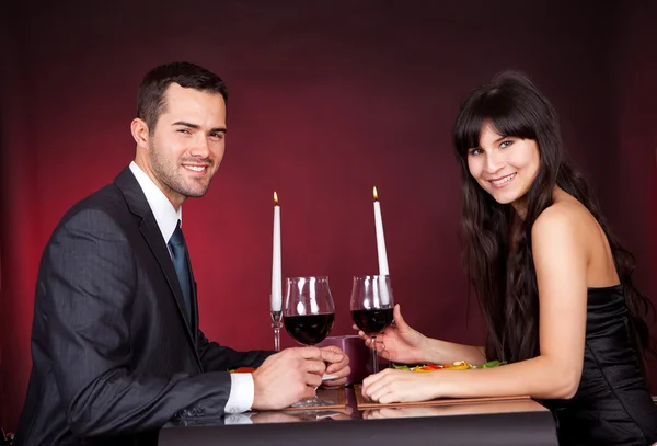 Pareja en cena romántica en restaurante — Foto de Stock