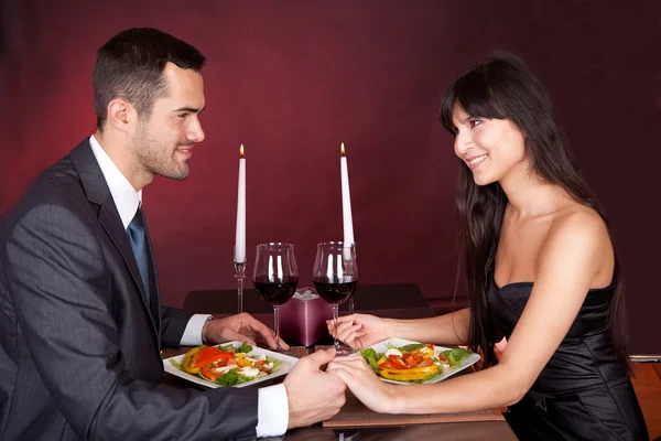 Casal no jantar romântico no restaurante — Fotografia de Stock