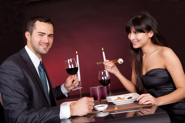 Jeune couple manger des sushis au restaurant — Photo