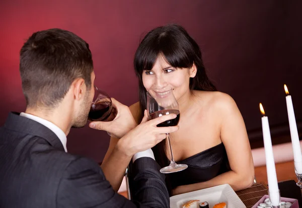 Par på romantisk middag i restaurang — Stockfoto