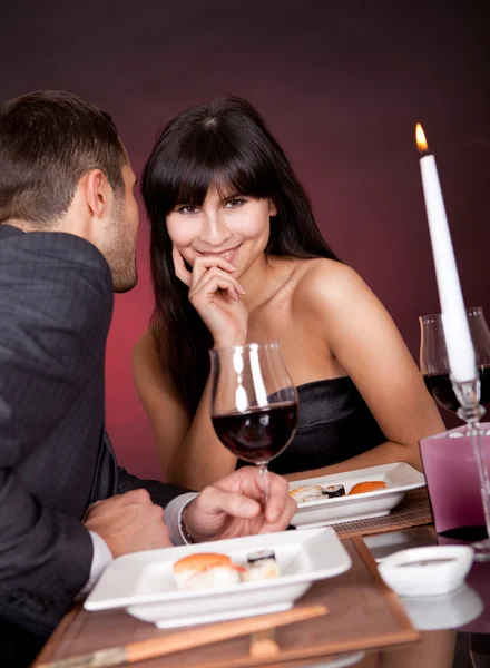 Casal jovem ter conversa romântica — Fotografia de Stock