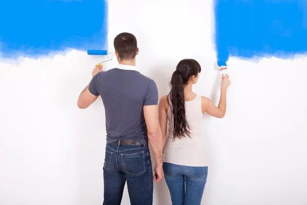 Couple mur de peinture à la maison Images De Stock Libres De Droits