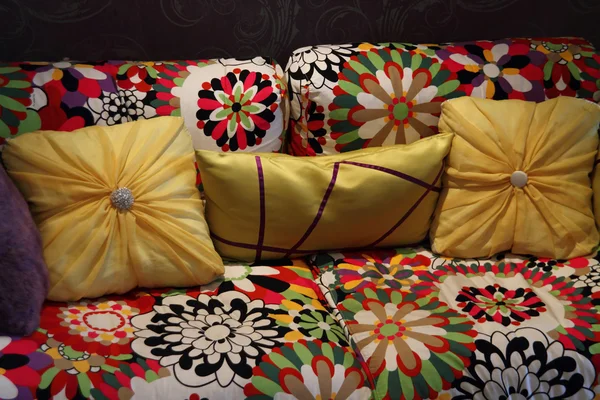 Kleurrijke sofa — Stockfoto