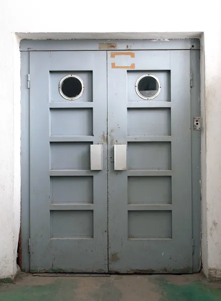 오래 된 엘리베이터 문 — 스톡 사진