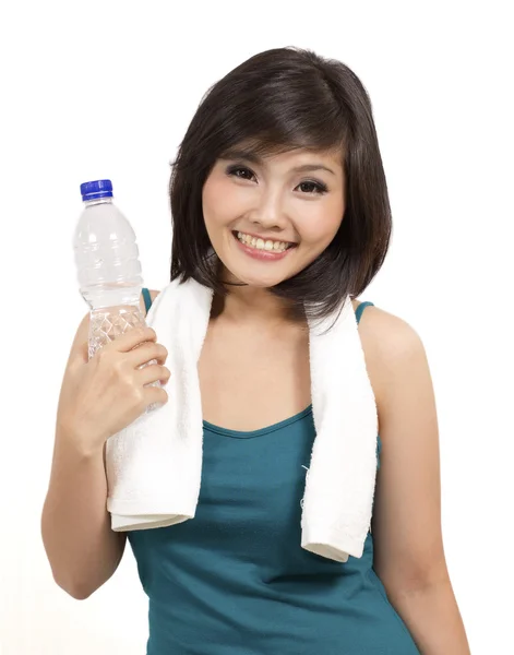 Здоровая девушка с бутылкой напитка после тренировки — стоковое фото