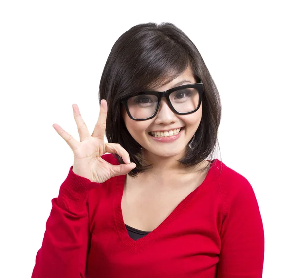 Hermosa chica joven con gafas nerd haciendo señal bien — Foto de Stock