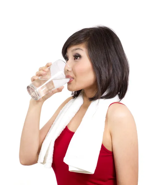 Красивая молодая женщина пьет воду после тренировки — стоковое фото