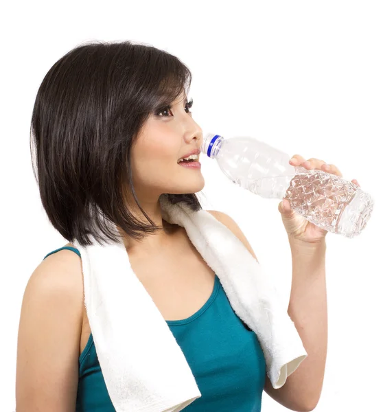 運動後の水のボトルを飲むかなり若い女性 — ストック写真