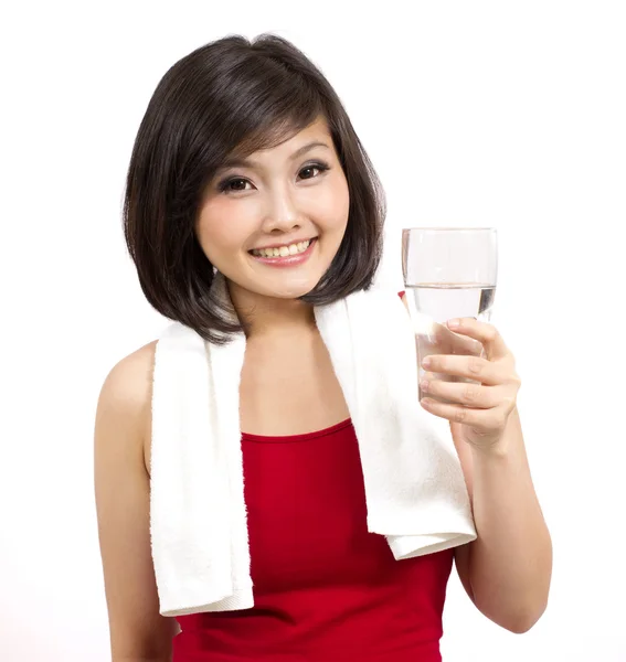 Красивая молодая женщина держит стакан воды после тренировки — стоковое фото