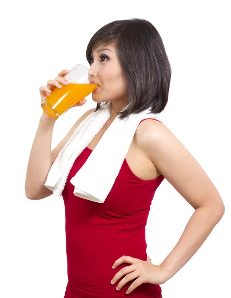 Menina asiática bonita beber suco de laranja após o exercício — Fotografia de Stock