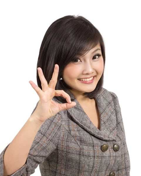 Vacker ung affärskvinna gör okej gest — Stockfoto