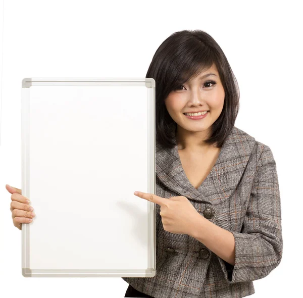 Hübsche junge Geschäftsfrau zeigt leeres Whiteboard — Stockfoto