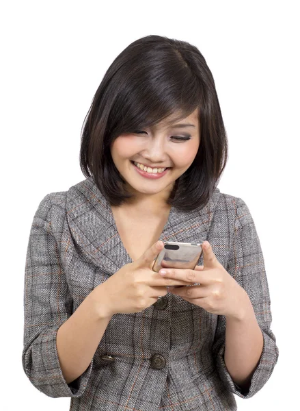 Young business woman reading text message on mobile phone — Stock Photo, Image