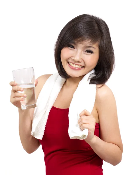 Красивая азиатка держит стакан воды после тренировки — стоковое фото