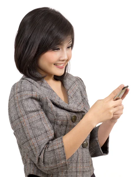 Young business woman reading text message on mobile phone — Stock Photo, Image