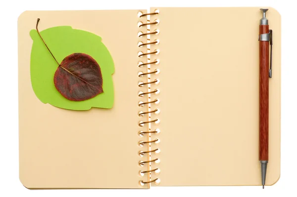 Caderno com folha — Fotografia de Stock