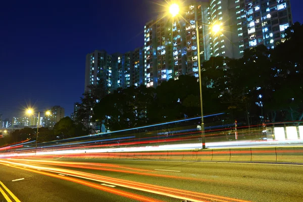 Futuristica città urbana traffico notturno — Foto Stock