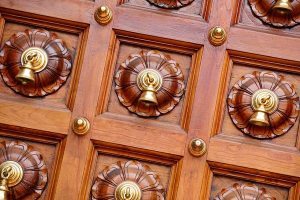 Tempel deur klokken in india tempel — Stockfoto