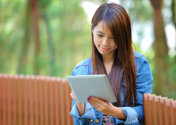 Genç Asyalı kadın ile tablet bilgisayar — Stok fotoğraf