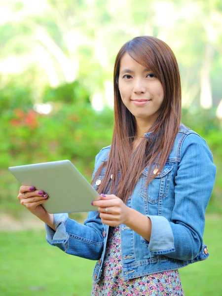 Jonge Aziatische vrouw met tablet pc — Stockfoto