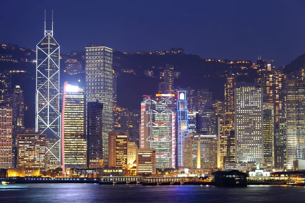 Geceleyin Hong Kong şehir manzarası — Stok fotoğraf