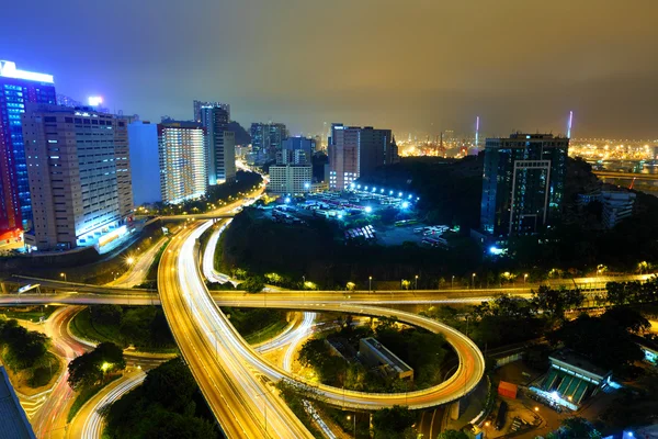 Autobahn bei Nacht in der modernen Stadt — Stockfoto