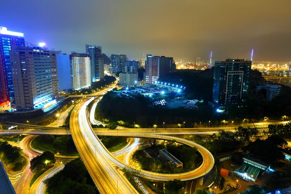 Autoroute la nuit dans la ville moderne — Photo