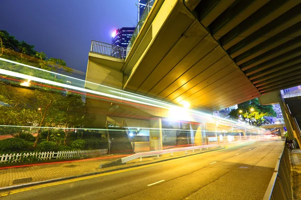 Urbana staden med bil ljus — Stockfoto