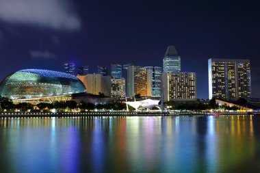 Geceleyin Singapur şehri.