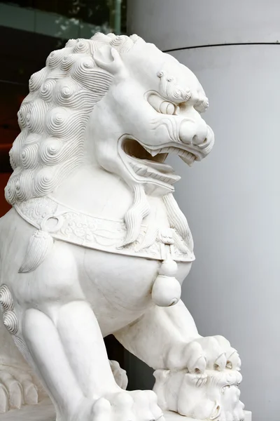中国ライオン像が近くにいて — ストック写真