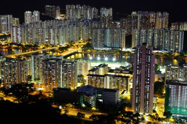 Gece vakti Hong Kong şehir merkezinde.