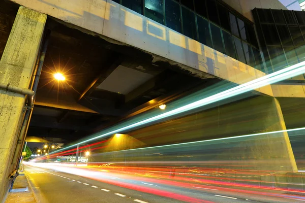 Verkehr in der Stadt in der Nacht — Stockfoto