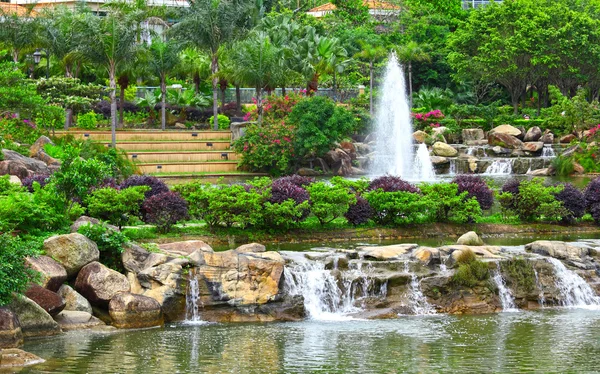 Parc avec étang et fontaine — Photo