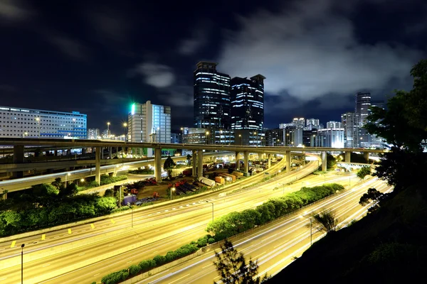 Трафік вночі в місті — стокове фото
