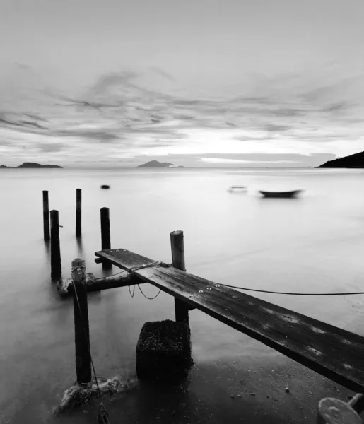 Molo al tramonto in bianco e nero — Foto Stock