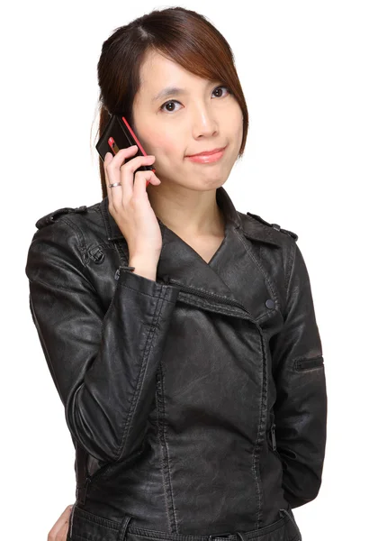 Aziatische jonge vrouw praten over telefoon — Stockfoto